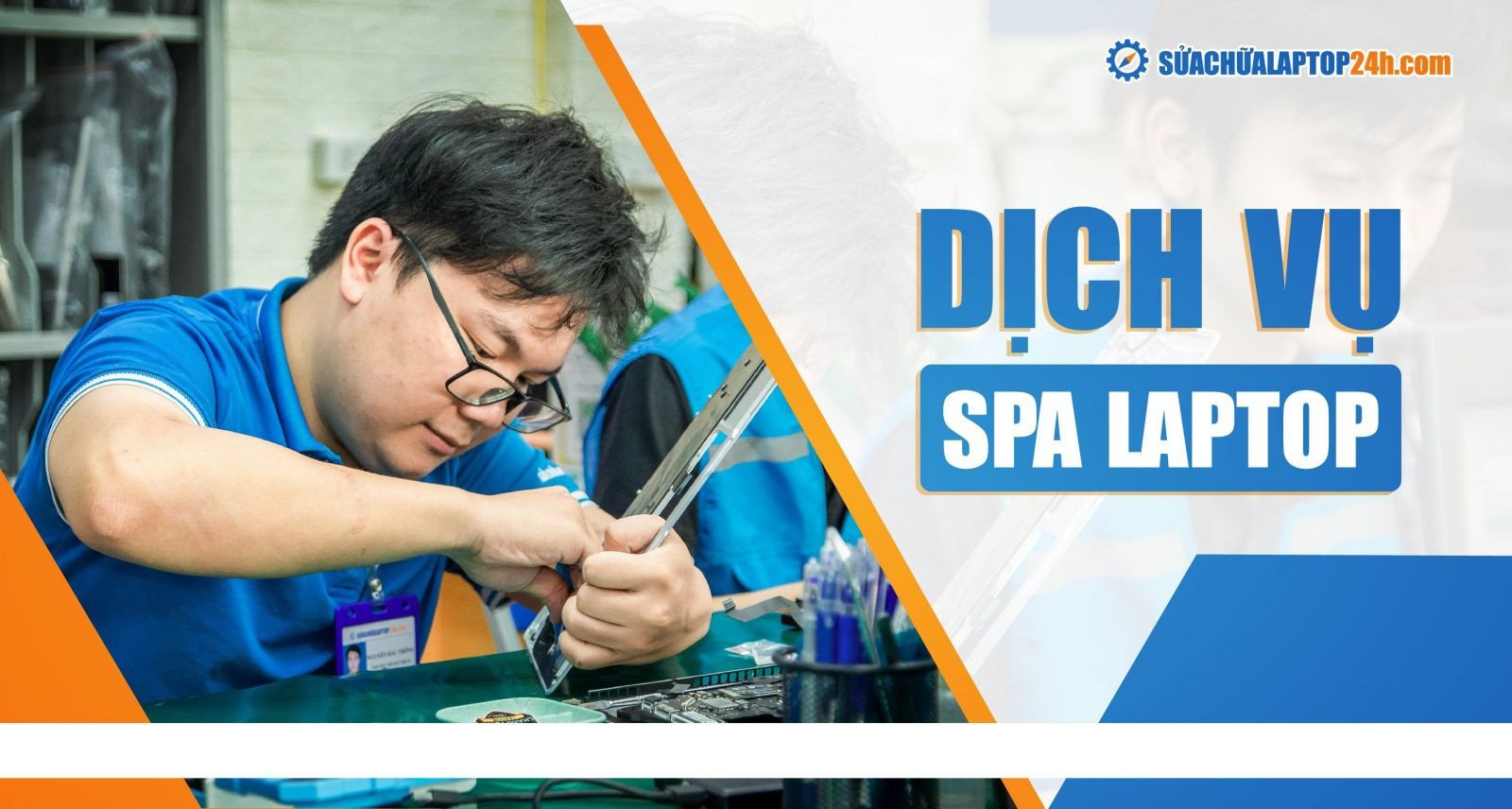 Kỹ thuật viên đang thực hiện dịch vụ vệ sinh laptop tại Hà Nội