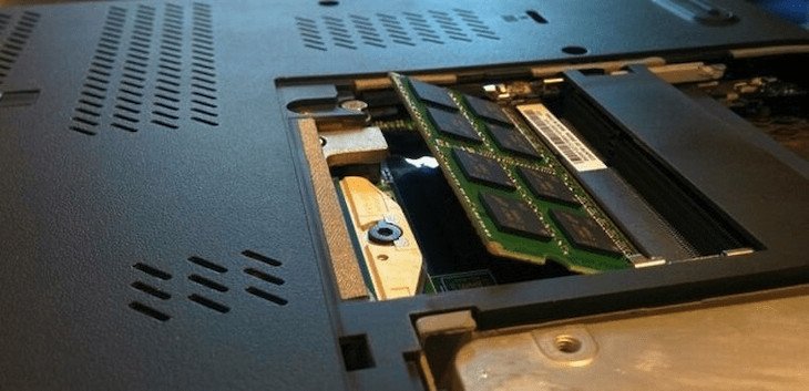 Kỹ thuật viên đang thực hiện lắp đặt RAM laptop một cách chuyên nghiệp.