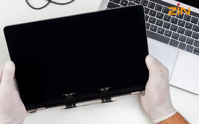 Kỹ thuật viên đang thực hiện quy trình thay màn hình laptop HP 14 inch một cách tỉ mỉ, chuyên nghiệp