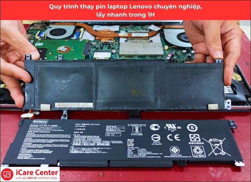 Kỹ thuật viên đang thực hiện quy trình thay pin laptop Lenovo chuyên nghiệp