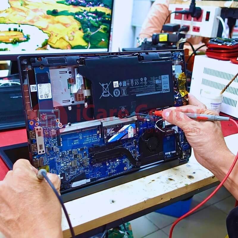 Kỹ thuật viên đang thực hiện sửa laptop tại nhà TPHCM