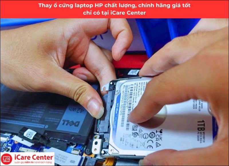Kỹ thuật viên đang thực hiện thay ổ cứng laptop HP tại trung tâm