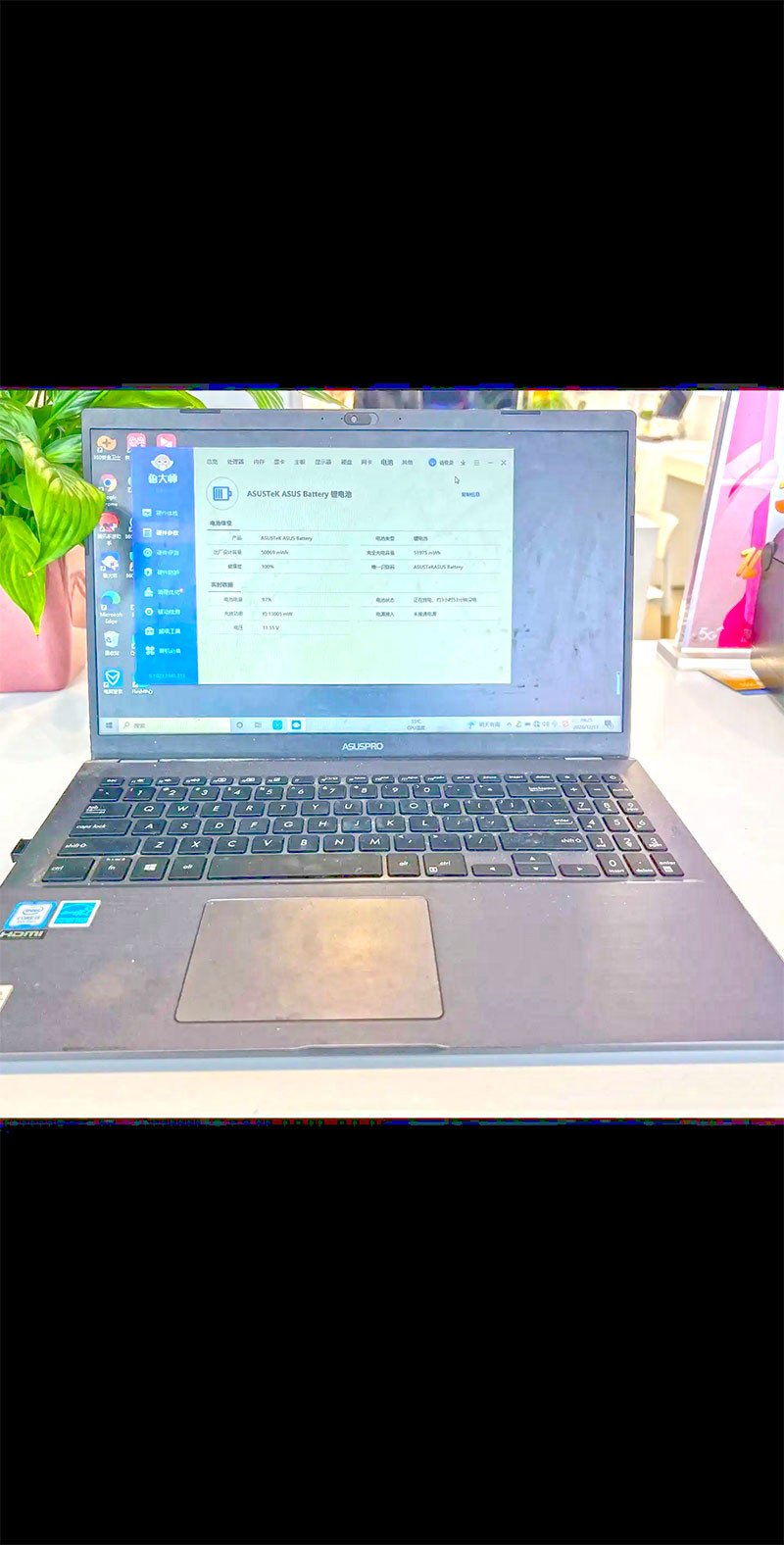 Kỹ thuật viên đang thực hiện thay pin laptop cho khách hàng