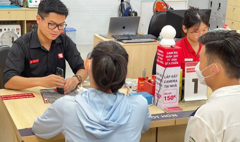 Kỹ thuật viên đang tiến hành sửa chữa laptop không khởi động tại trung tâm