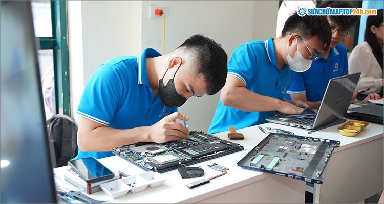 Kỹ thuật viên đang tra keo tản nhiệt mới lên CPU/GPU của laptop, một cách làm mát laptop khi chơi game hiệu quả