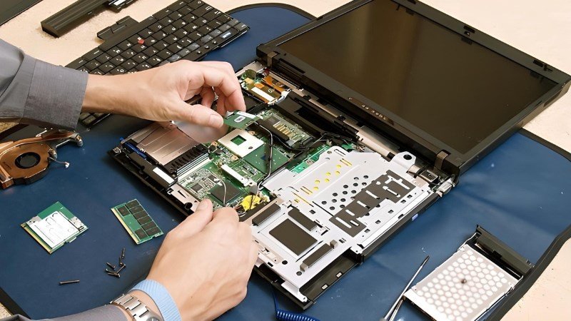 Kỹ thuật viên đang tư vấn sửa mainboard laptop, cần lưu ý chất lượng