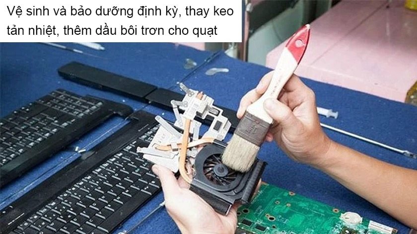 Kỹ thuật viên đang vệ sinh bụi bẩn bên trong để khắc phục laptop phát ra tiếng kêu ù ù.