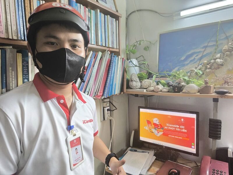 Kỹ thuật viên hoàn tất sửa chữa laptop cho khách hàng