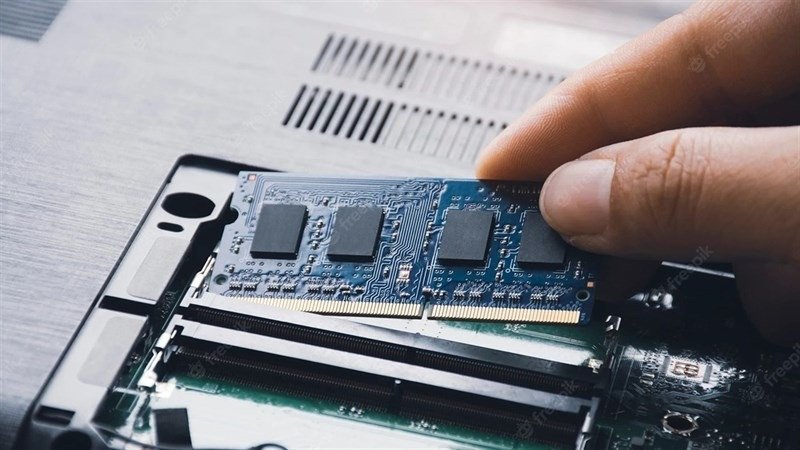 Kỹ thuật viên kiểm tra khe cắm RAM của laptop
