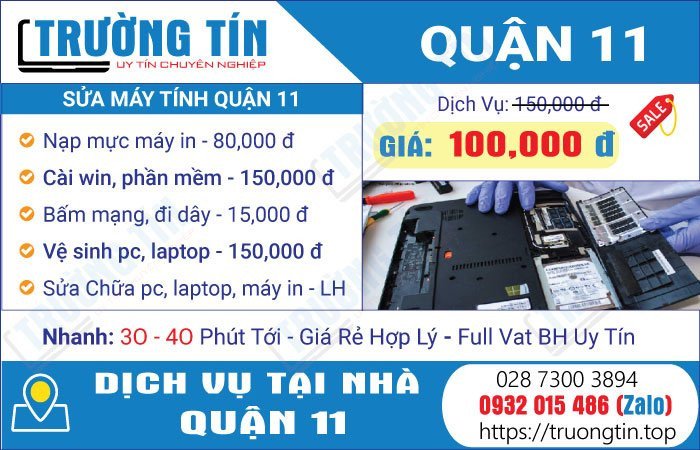 Kỹ thuật viên kiểm tra laptop tại trung tâm sửa chữa ở Quận 11