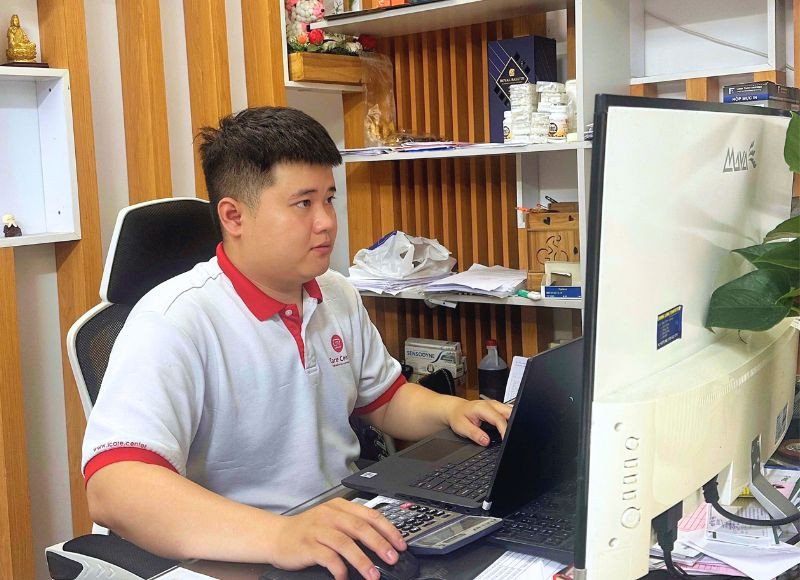 Kỹ thuật viên kiểm tra lỗi hệ thống của laptop