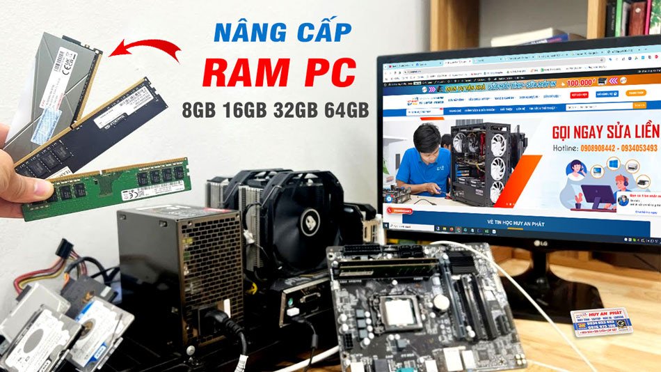 Kỹ thuật viên kiểm tra RAM khi nâng cấp laptop tại nhà ở quận Bình Thạnh