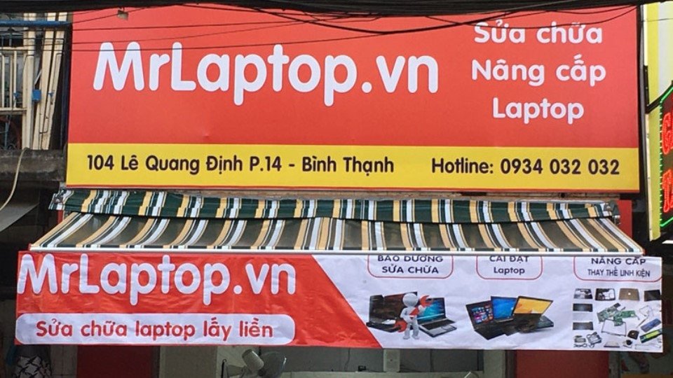 Kỹ thuật viên MrLaptop đang tư vấn cho khách hàng