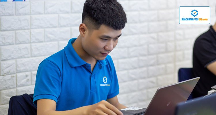 Kỹ thuật viên Sửa chữa laptop 24h.com Bách Khoa đang kiểm tra và sửa chữa laptop cho khách hàng tận tâm