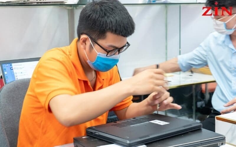 Kỹ thuật viên sửa chữa laptop tại Phú Nhuận
