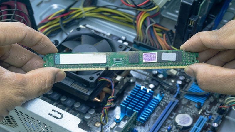 kỹ thuật viên sửa laptop tại nhà