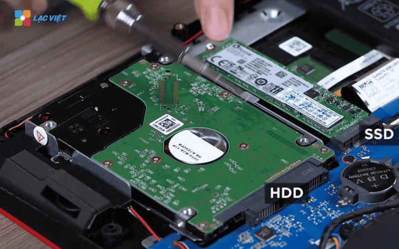 Kỹ thuật viên thay thế ổ cứng SSD cho laptop Dell