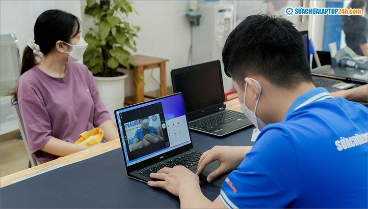 Kỹ thuật viên thực hiện kiểm tra tổng quát các chức năng của laptop trước khi vệ sinh