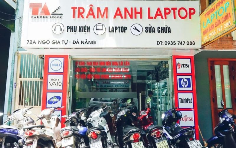 Kỹ thuật viên Trâm Anh Laptop đang kiểm tra bo mạch chủ, biểu tượng cho khắc phục sự cố laptop chuyên sâu.