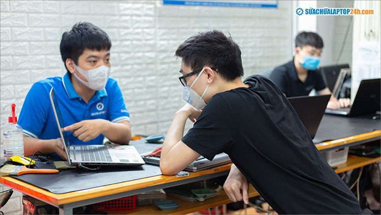Kỹ thuật viên tư vấn rõ ràng các phương án khắc phục lỗi và chính sách bảo hành khi sửa chữa laptop 24h TPHCM