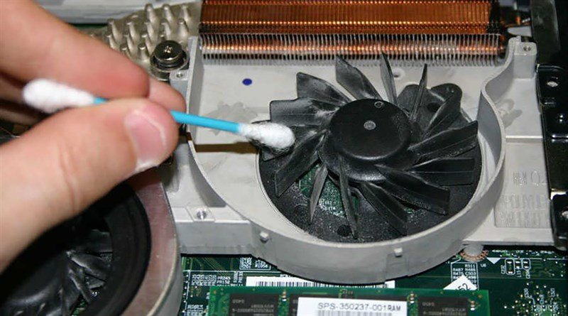 Kỹ thuật viên vệ sinh bên trong laptop bị đơ để cải thiện tản nhiệt