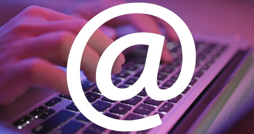 Ký tự @ được hiển thị rõ ràng trên bàn phím laptop HP, minh họa vị trí của phím @