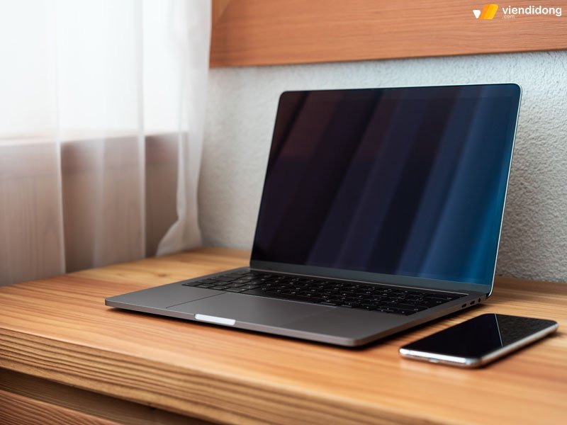 Làm khô laptop sau khi bị dính nước