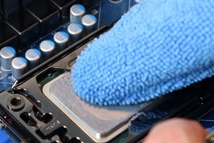 Làm sạch bề mặt tra keo tản nhiệt