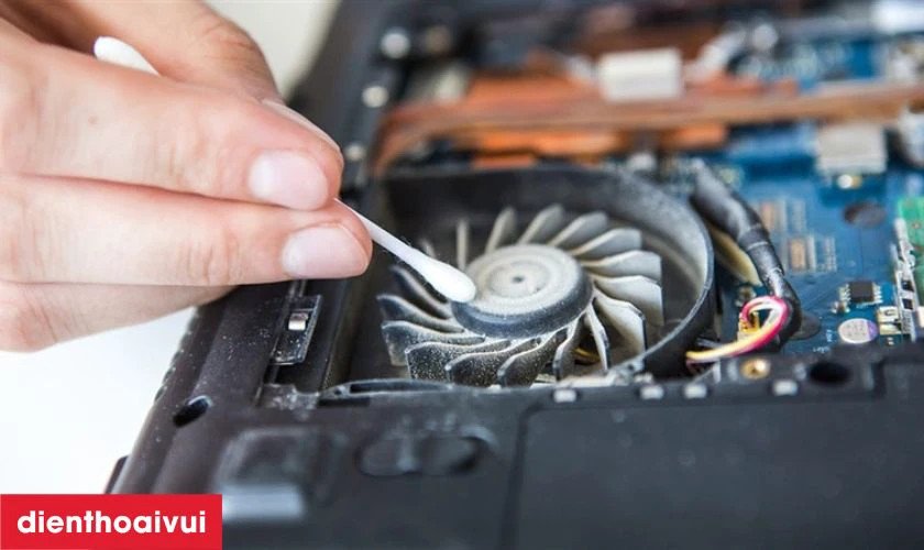Làm sạch bụi bẩn trong quạt tản nhiệt laptop