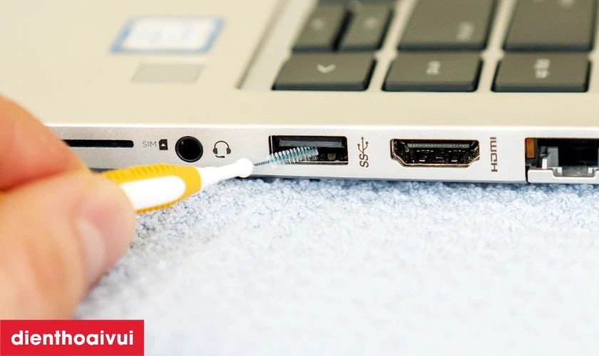 Làm sạch cổng kết nối trên laptop giúp thiết bị hoạt động ổn định