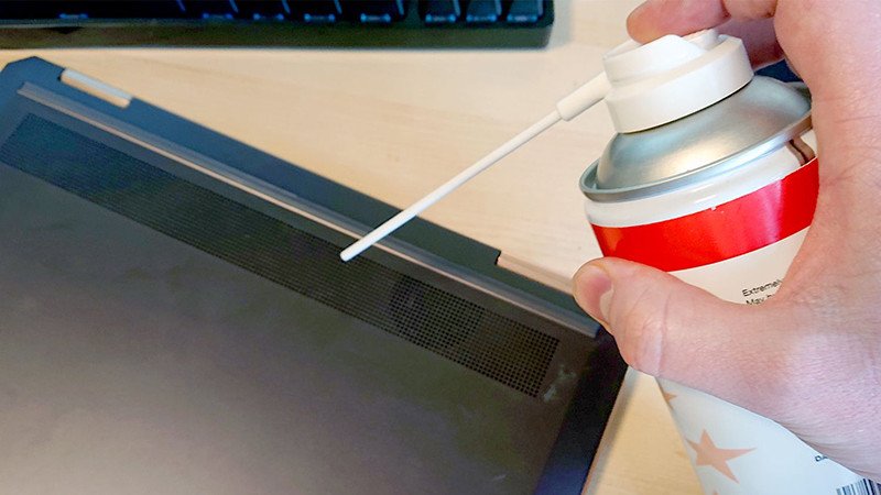 Làm sạch khe tản nhiệt và quạt thông gió bằng cọ hoặc bình nén khí