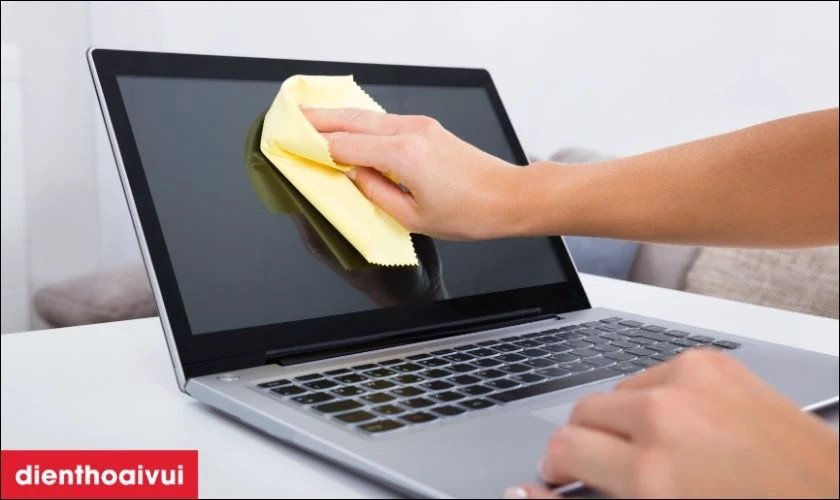 Làm sạch vỏ máy và màn hình laptop