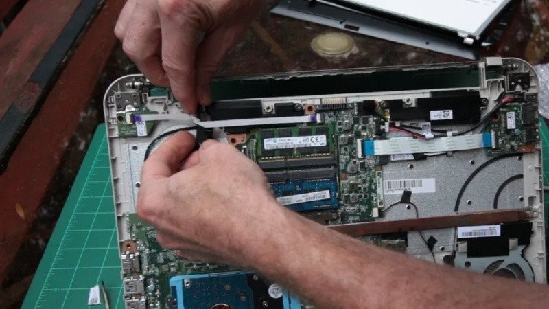 Lắp đặt cáp màn hình laptop mới vào màn hình