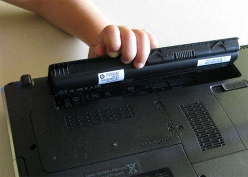 Lắp đặt pin laptop HP mới đúng cách để đảm bảo hiệu suất