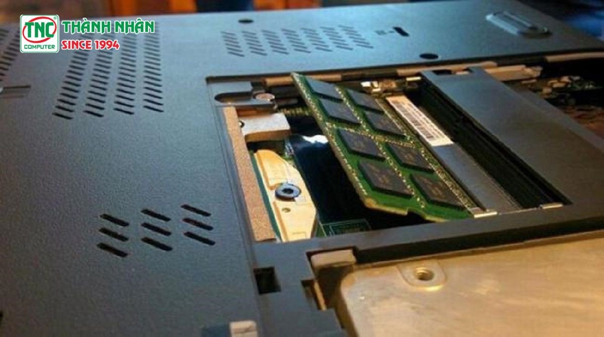 Lắp đặt thanh RAM mới vào laptop Dell và đóng nắp