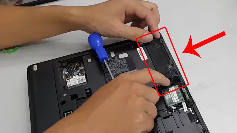 Lắp lại loa vào khung máy laptop