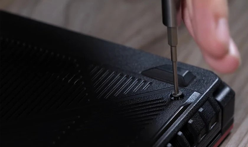 Lắp lại nắp lưng laptop sau khi gắn thêm ổ SSD