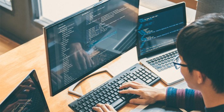 Lập trình viên đang làm việc trên laptop chuyên nghiệp