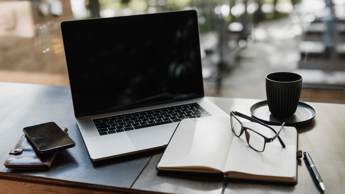 Laptop 14 inch được kết nối với màn hình phụ, tối ưu không gian làm việc cho các tác vụ đa nhiệm.