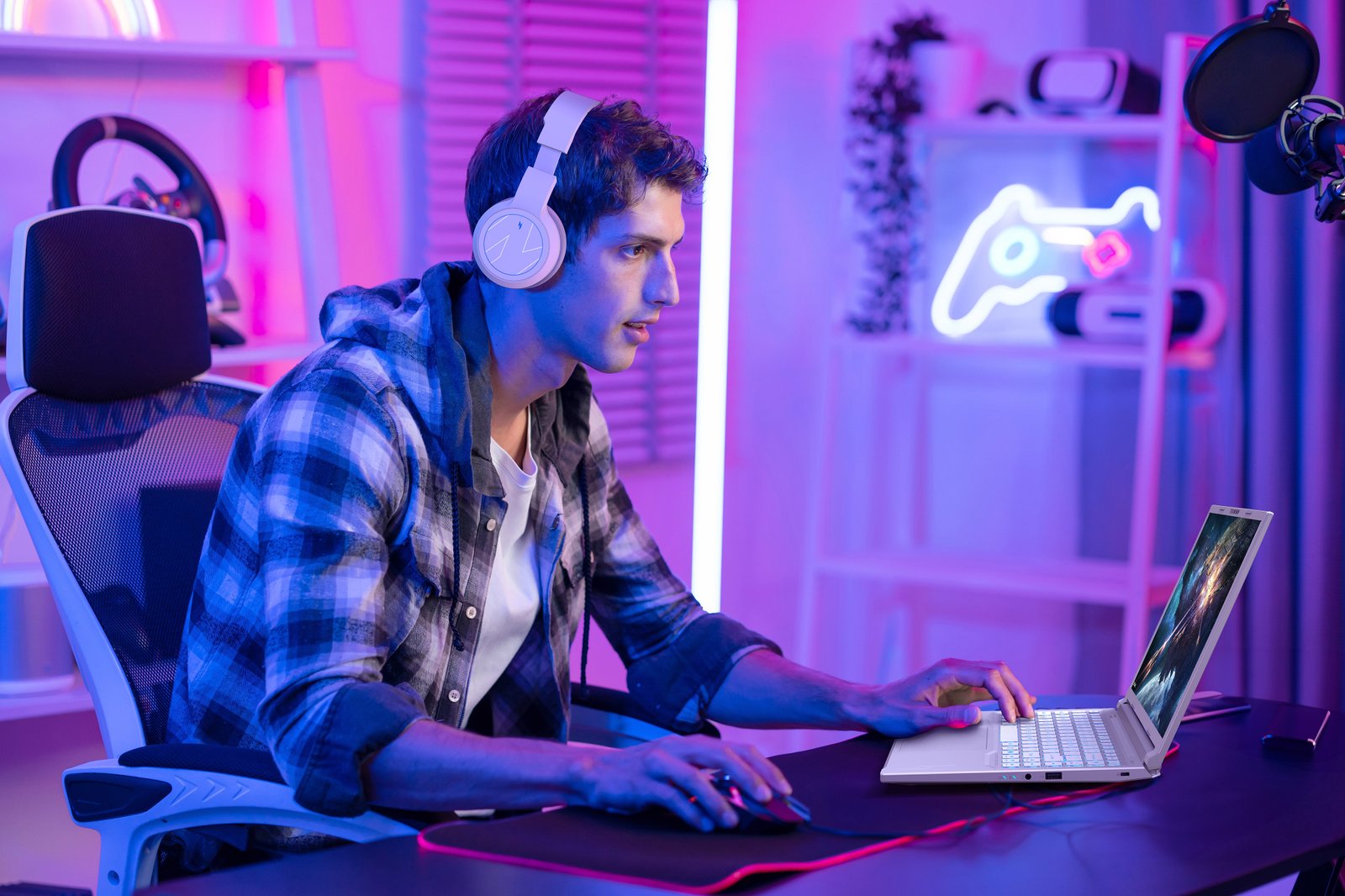 Laptop Acer Nitro V 14 AI màu trắng ngọc trai độc đáo.