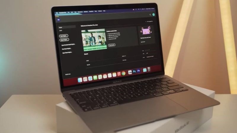 Laptop Apple MacBook Air M1 với thiết kế **mỏng nhẹ pin trâu**, màu bạc tinh tế, đặt trên bàn làm việc.