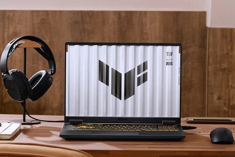 Laptop Asus TUF Gaming F16 FX607VU-RL045W từ góc nhìn cổng kết nối