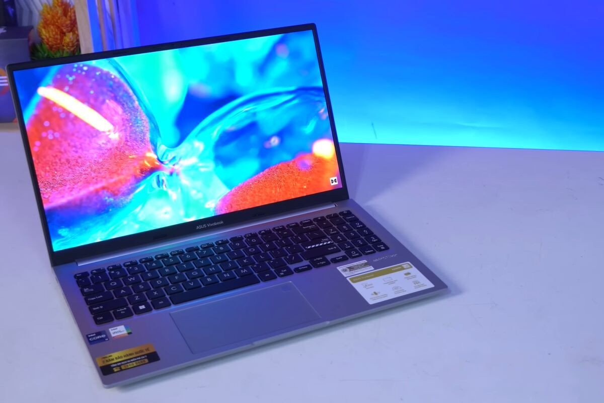Laptop ASUS Vivobook 15 OLED A1505VA-MA492W màn hình đẹp cho kế toán