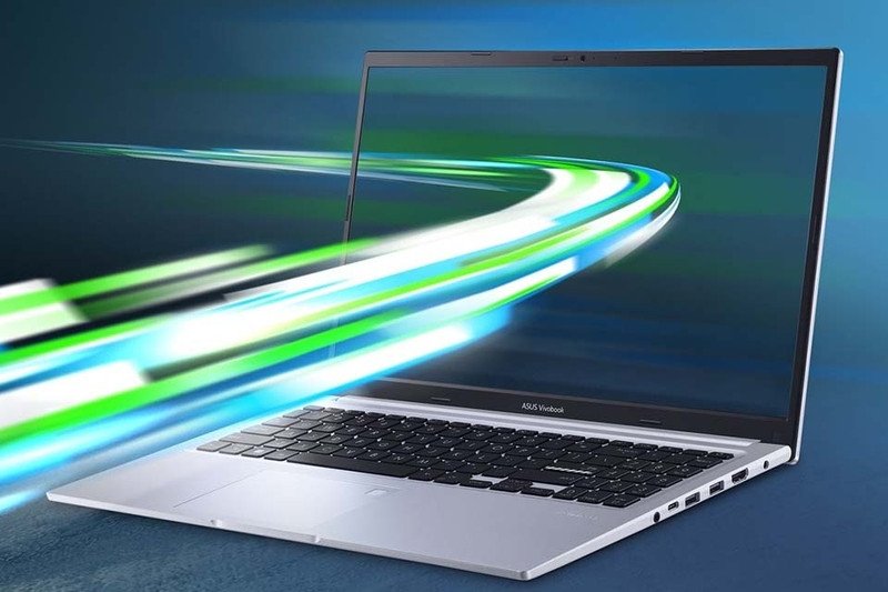 Laptop Asus Vivobook 15 X1502VA-BQ885W với các cổng kết nối đa dạng bên cạnh