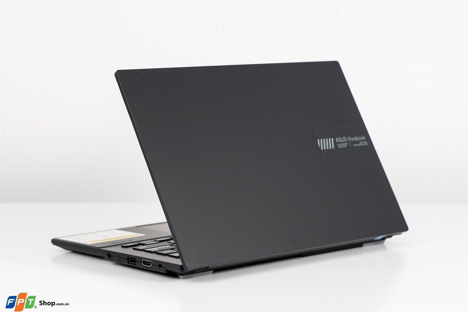 Laptop Asus Vivobook E1404FA-NK186W R5 7520U màu đen mỏng nhẹ, màn hình tràn viền, sự lựa chọn hoàn hảo trong phân khúc laptop dưới 15 triệu