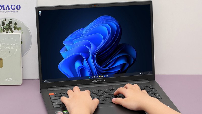 Laptop Asus VivoBook Pro OLED, thể hiện màn hình sắc nét lý tưởng cho cấu hình laptop chạy Photoshop