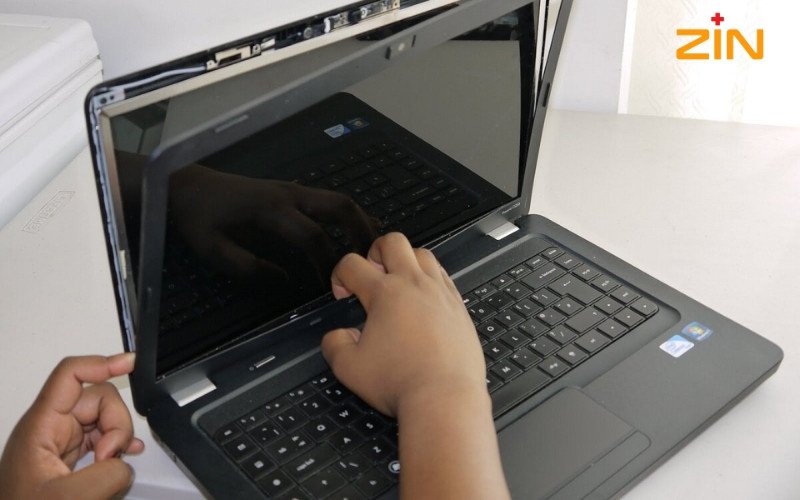 Laptop Asus với màn hình bị vỡ do va đập mạnh, cần thay màn hình laptop Asus mới