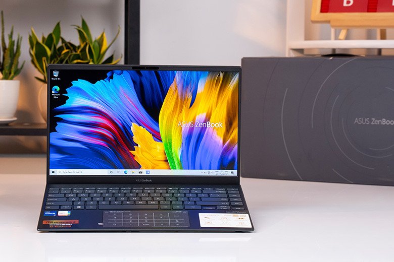 Laptop Asus ZenBook với thiết kế sang trọng đang được Hard Reset khi mở không lên