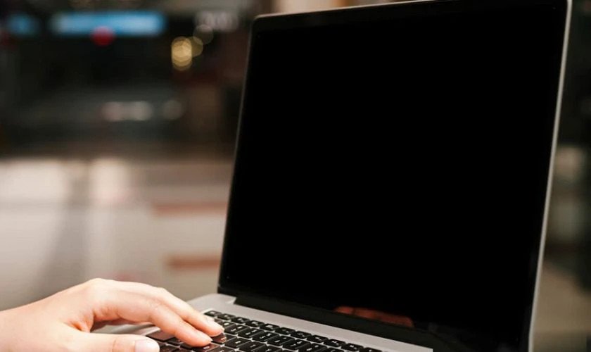 Laptop bật nhưng màn hình vẫn tối, chỉ có đèn báo nguồn sáng