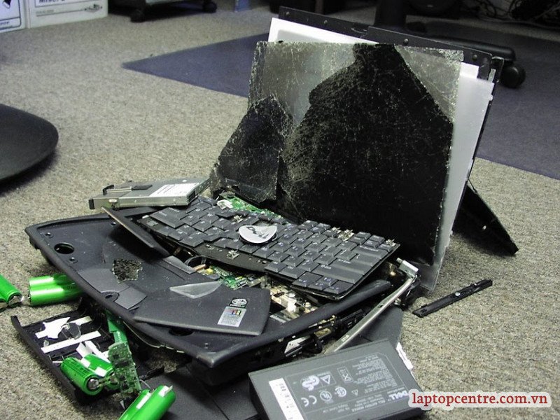 laptop bị rớt xuống đất gây va đập mạnh